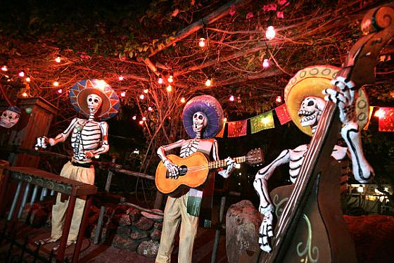 Skeletons celebrate Dia de los Muertos