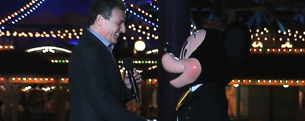 Talking Mickey at he World of Color Premiere 